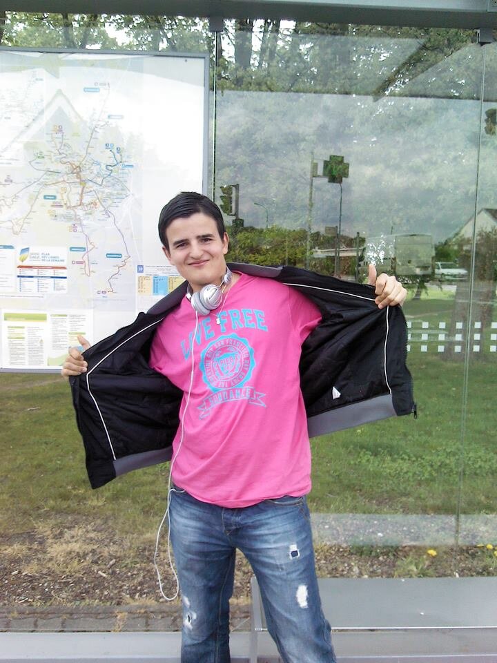 bonjours je m'appelle yoann j'ai 17 ans et je suis nouveaux sur tweeter :)