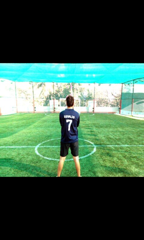 hi every1 i m 18 years old...i luv 2 playball and people say m very good at it, my idol cristiano ronaldo.....dream is to play with cr7