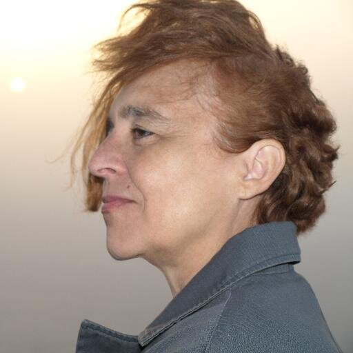 Cineasta chicharrera afincada en Madrid. Creadora de la webserie Dos mas dos cinco que puedes ver en YouTube.