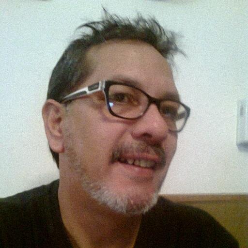 Músico y escritor nacido en Carmelo en 1959 incursione en la música desde los 12 años, y tengo editados tres libros de cuentos y poesía