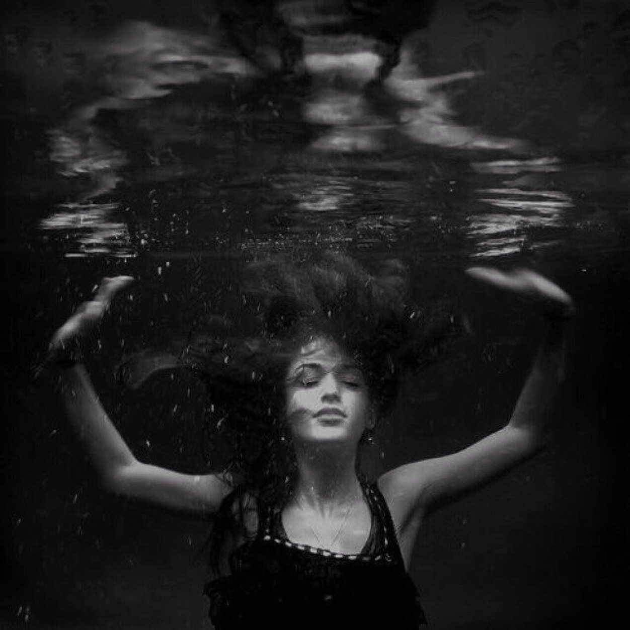 __brokensecrets's profile picture. I'm a good pretender