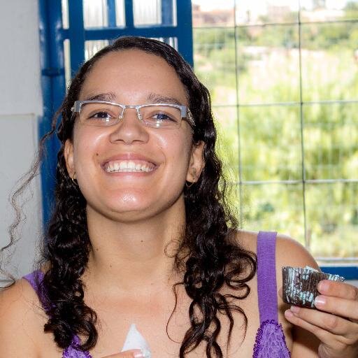 Nutricionista, apaixonada por gastronomia, hortas, fotografia, jogos e artesanato.