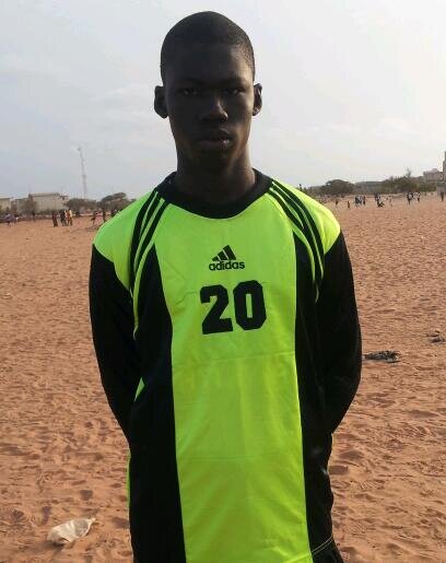 un jeune sénégalais fier de son pays et de sa race noir
