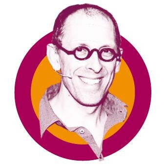 Theatermaker, cabareteske spreker, auteur, entertrainer, creatieve plurk en alles rond gasten, shoppers, klanten, burgers aan de balie en cliënten