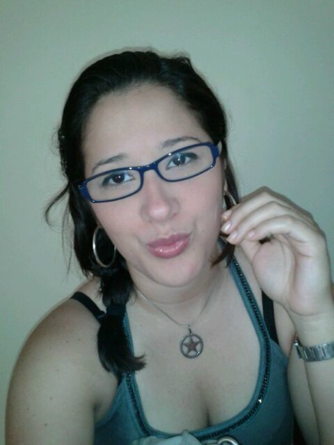 Con ganas de vivir y sonreir... siempre en busca de mi felicidad!! No digo ser lo mejor porque no me gusta engañar a la gente, pero soy mejor que muchas!!