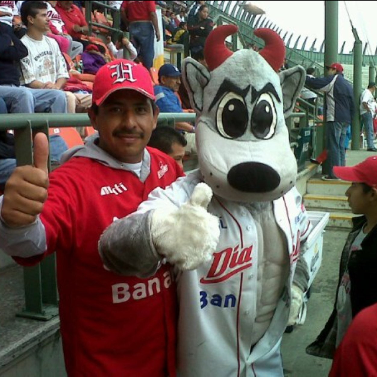 Asesor inmobiliario, Estudie la carrera de Ingeniero Arquitecto en el IPN, aficionado al Béisbol y a la Danza Folcklorica.