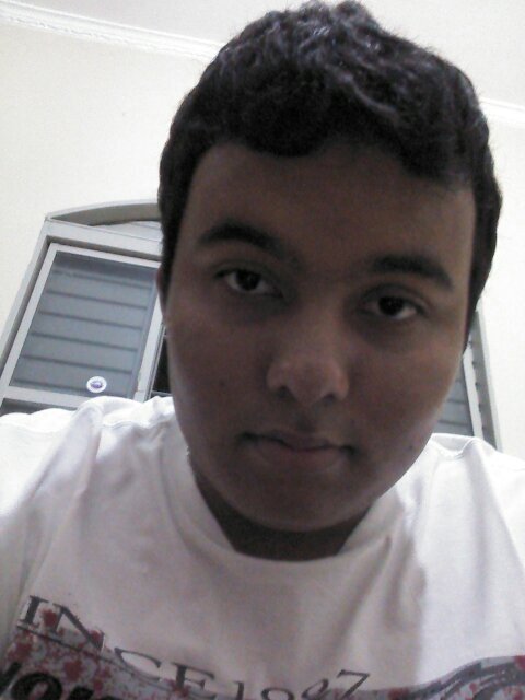 Quem tem um amigo, mesmo que um só, não importa onde se encontre, jamais sofrerá de solidão; poderá morrer de saudades, mas não estará só.Então sou grato AMIGOS