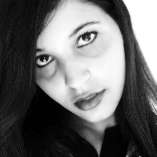 Eu canto porque o instante existe e a minha vida esta completa. Não sou alegre nem triste: Sou POETA!