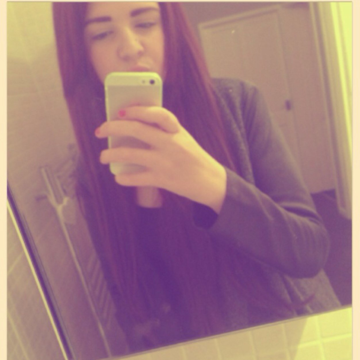 ellejadecronsha's profile picture. ️Dont trust to much Dont love to much Dont hope to much Because that to much Can hurt you so much✨