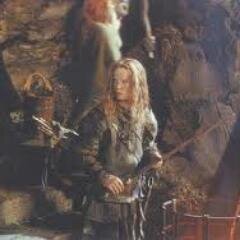 19. Huérfano. Artista. Mis padres murieron a manos de las tropas de Saruman. Cuido de mi ya anciana tía. Algún día vengaré a los míos. #SpanishFakeESDLA