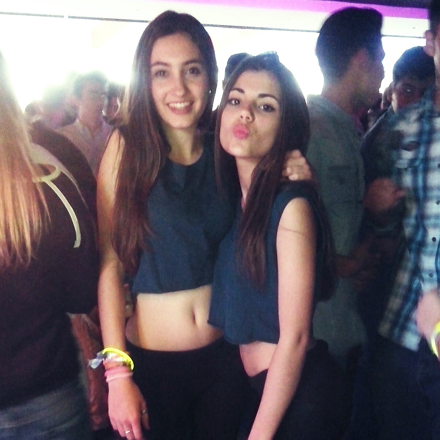 16.Si crees que con esa sonrisa me enamoras, tienes razon .010115