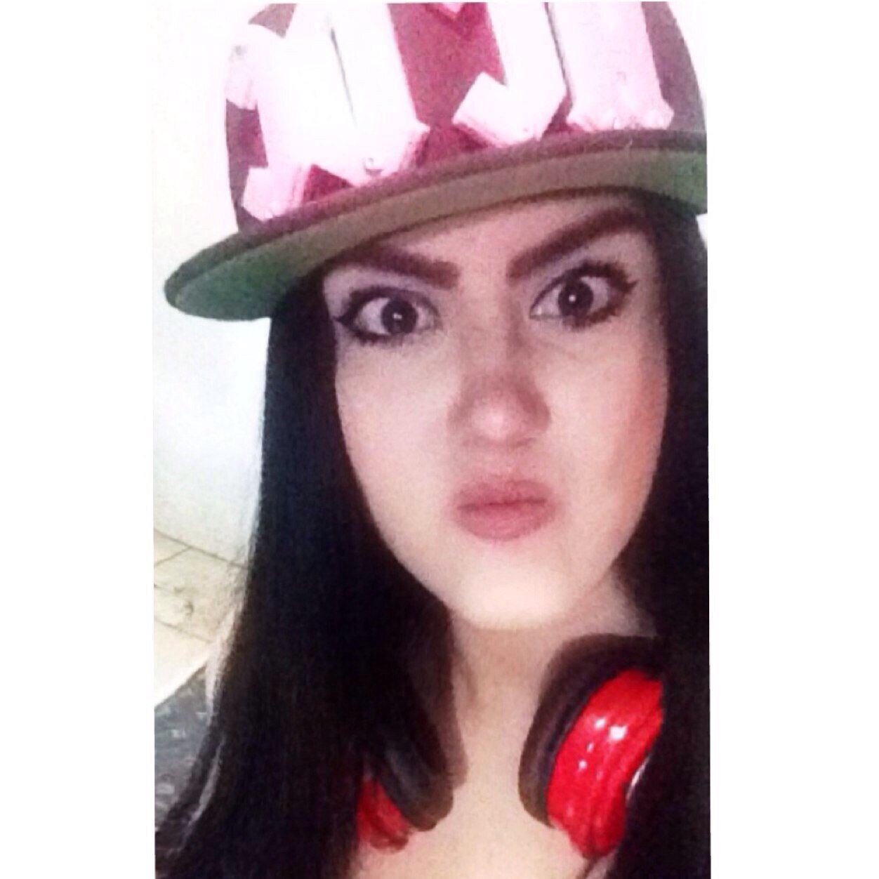 Sudaka con alma y bigote de mexicana. Prieta y fea con verga pero me creo guapa. Oculto lo prieta que soy con cocaina.