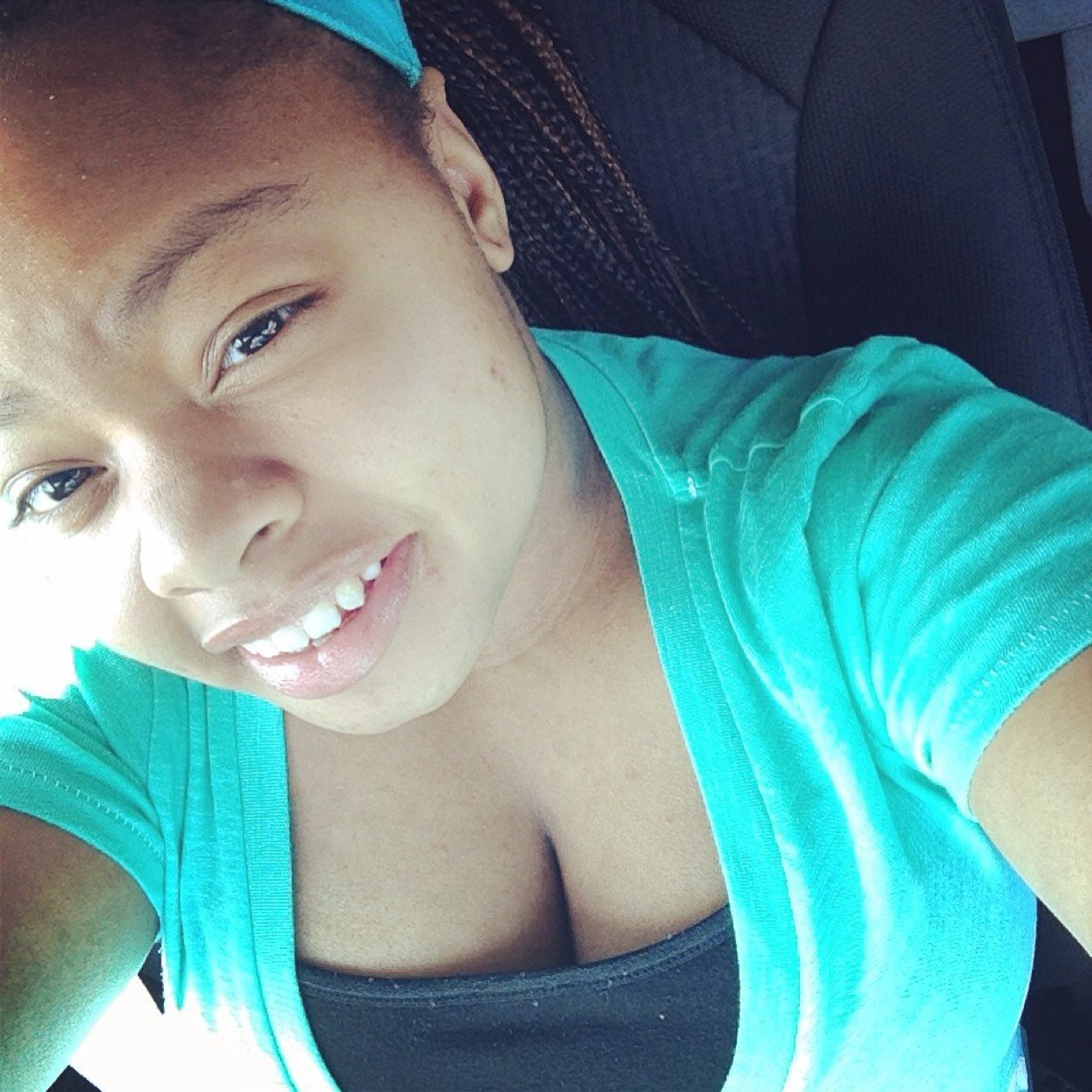 Ayee you see that blue button yeahh follow me and i follow back...! #Shortie In This Thanngggg!