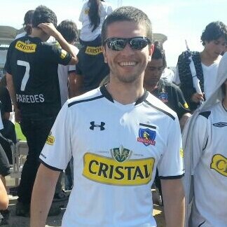 Egresaso de derecho, fanático de Iron Maiden y del equipo más popular, Colo Colo.