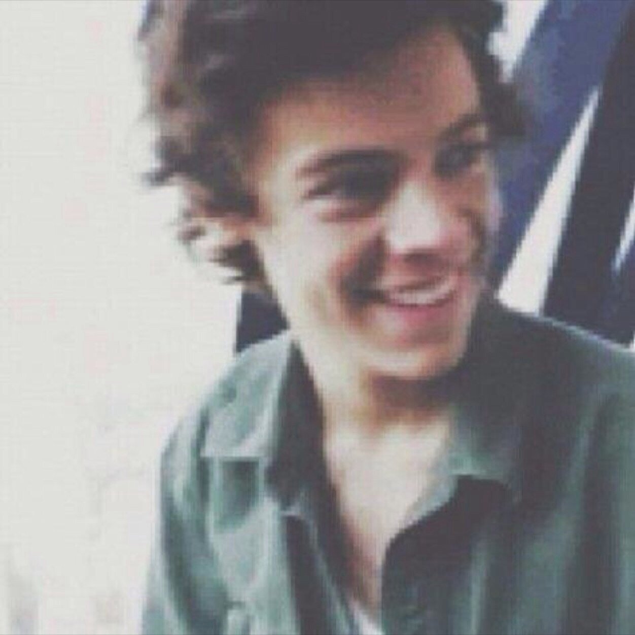 Follow @pamperedharry bc i gave you this free follow and ily