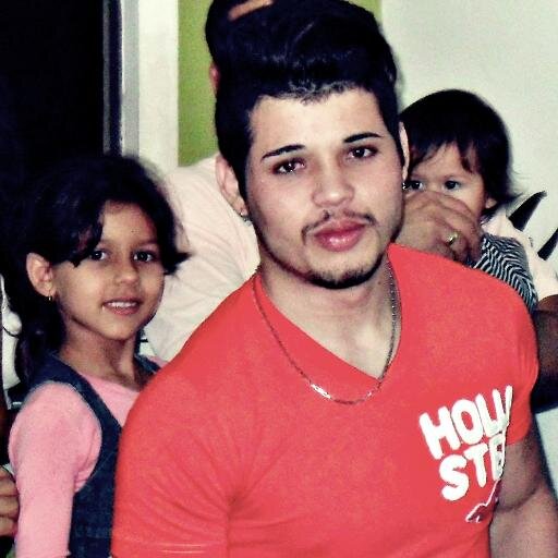 Você pode estar longe, mais meu amor ira viver *-*.