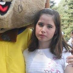 I am a brunette with hazel eyes love to zabavlavam gizmos and do those other things.