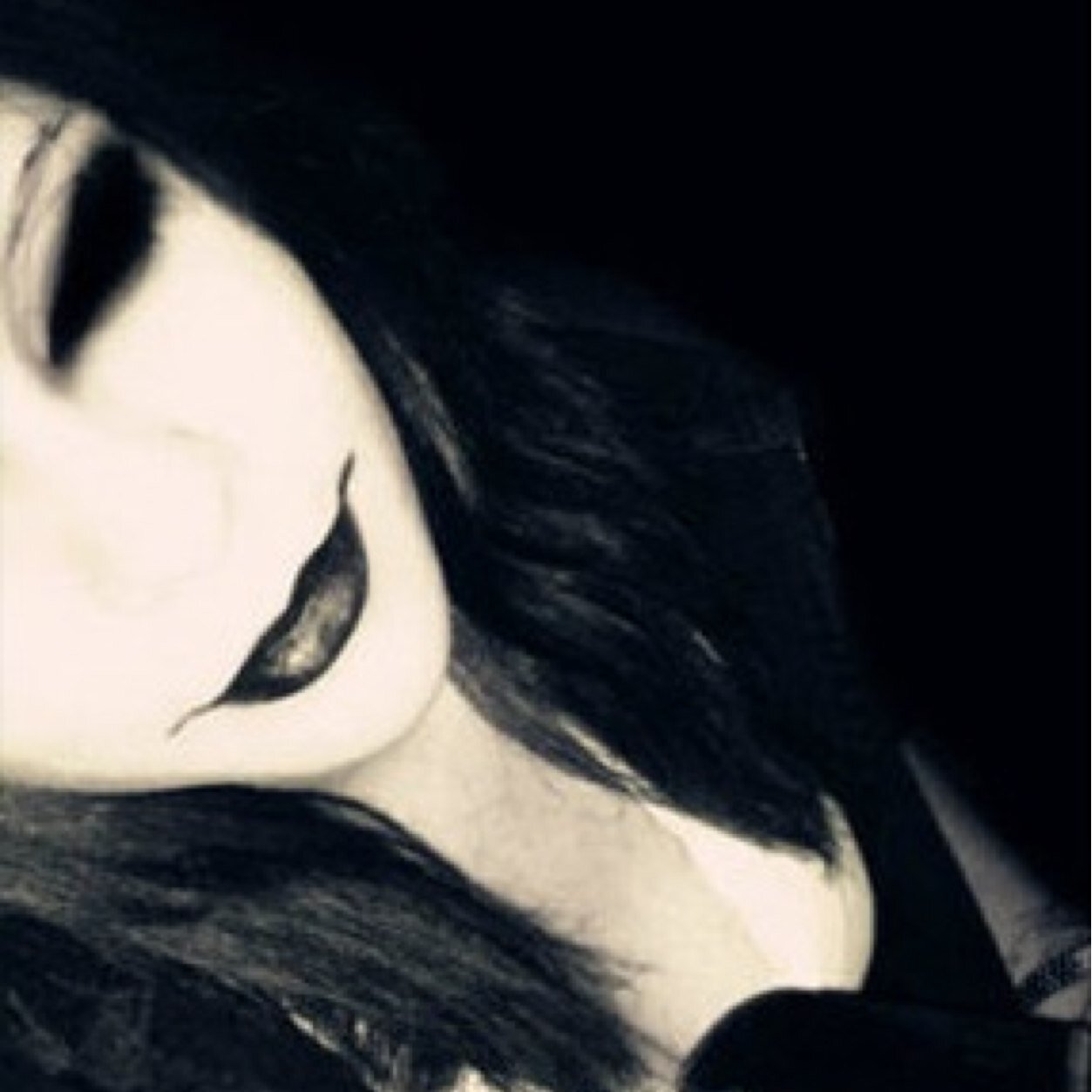 Shhhh..dont go to sleep...

Parent are dead..have to kill the one i love...and im sexier than all u twitter ppl.