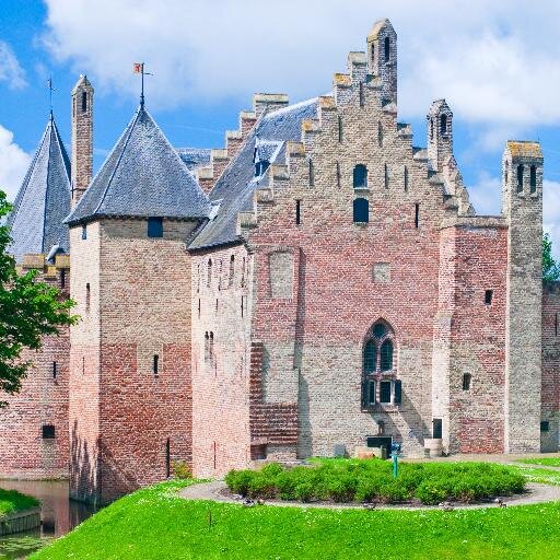 Al eeuwenlang (sinds 1280) het kasteel van Floris V op de mooiste locatie in West-Friesland aan het IJsselmeer. Met een mooi museum over de Middeleeuwen.