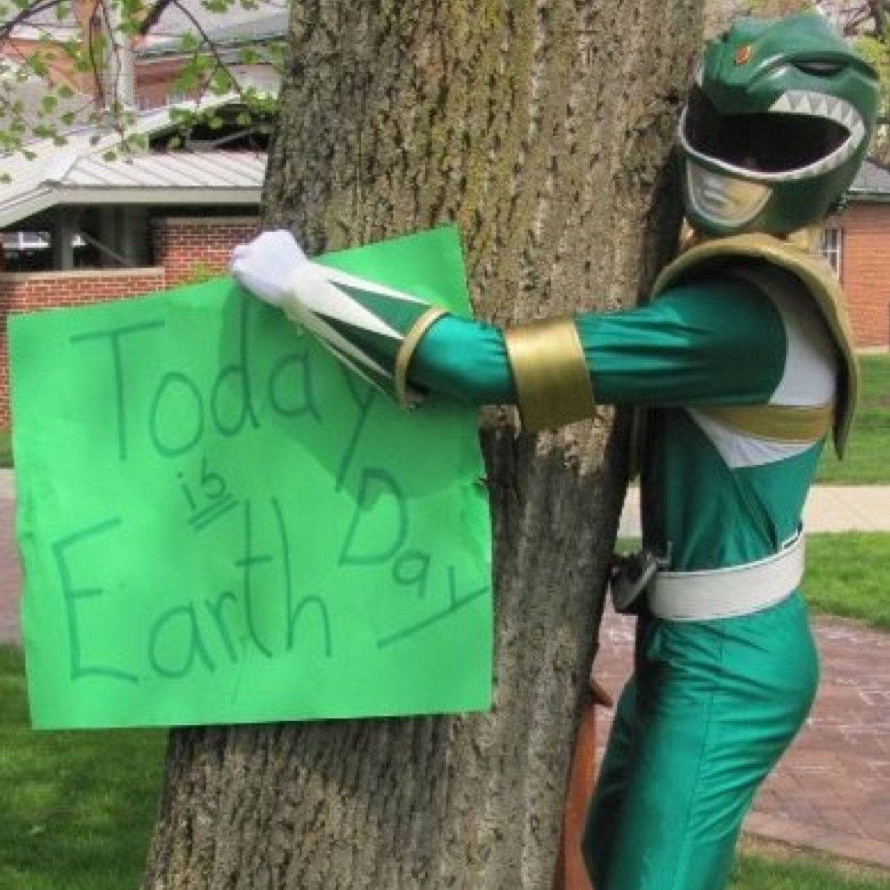 I tweet as if I'm REALly the Green Ranger character, I'm NOT Jason David Frank. I've a DRAGONZORD that comes from the sea when I play my DRAGONDAGGER! Go GREEN!