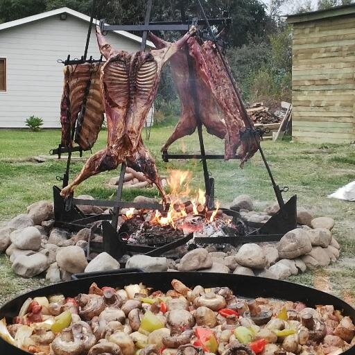 Tu pones la casa, nosotros te hacemos el asado... Servicio de Asados a Domicilio eventos@asadosensucasa.cl Matris @noviosyasados y de todo @elasadordelmal