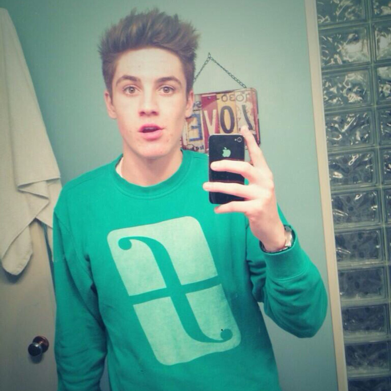currently in a secret releationship with @sammywilk
