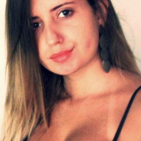 Leonina, atriz , ansiosa, sinsera, totalmente louca , viciada em música, fotos, internet,meus amigos ... apaixonada pela vida (: