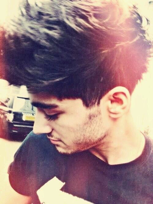 Hey babes please follow @Galaxyy_Malik she follows back x