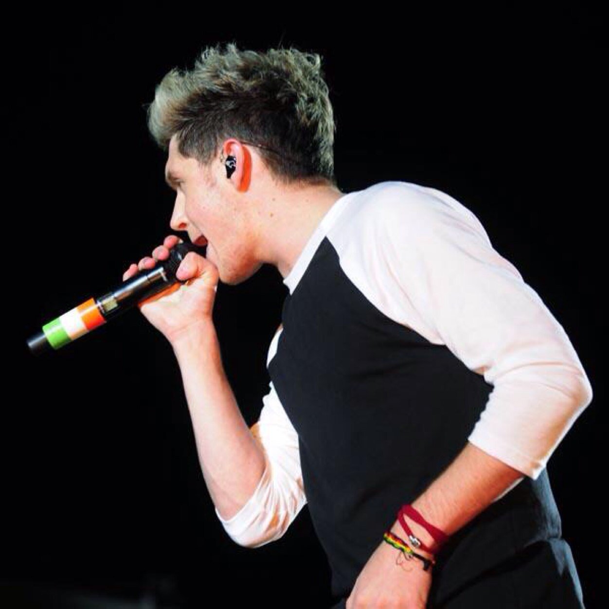 go follow @craNIALLnerves and @sparkersniall cuz they gave you a free follow