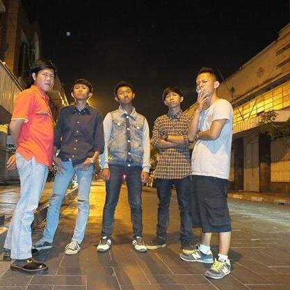 DAYS FOR PEOPLE'S adalah aliran musik melow tetapi terdapat sisi beat diaransemennya . ga perlu jago main musik yang penting tampil okey dan bisa