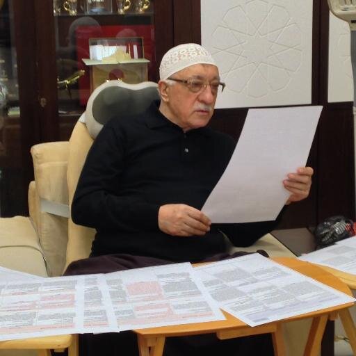 Ya sükût et ve düşün, Ya Allah'a (cc) yaklaştıracak şeyler konuş, Ya da evrad-u ezkâr ile meşgul ol, Ama asla aktüaliteye girme! ***

(Reklam DM'si atmayın ltf)