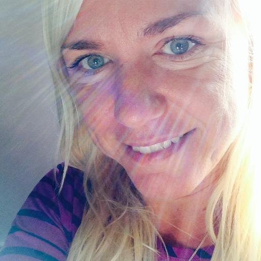 Copywriter, universitetsadjunkt MKV vid Karlstads uni, salsasångerska, tvåbarnsmor, husbo, halvkanadensare, bokcirklare, kollektivist, feminist och filantrop