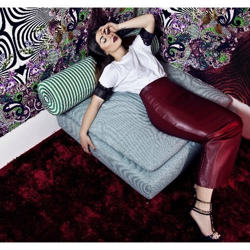 Julialovesart's profile picture. (Quasi!) laureata in Lingue, scrivo, troppo, ma sopratutto ascolto tanta tanta musica.