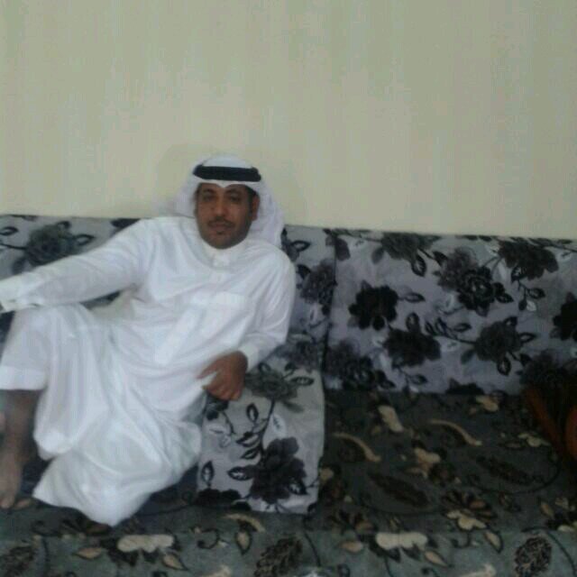 رجل يعشق اتحدي ويطوئ الحروف
