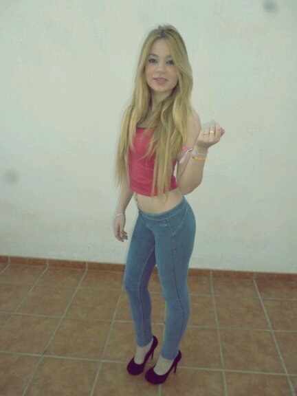 No dejes que nada te desanime porque hasta una patada en el culo te empuja hacia delante //hay clases de cabronas,  yo soy una cabrona con clase