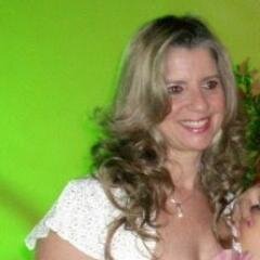 Formada em Coaching (IBC) / Ciências Sociais - Pedagogia / Empreendedorismo e Gestão (PUC) e Pós Graduada em Metodologia do Ensino na Educação Superior.