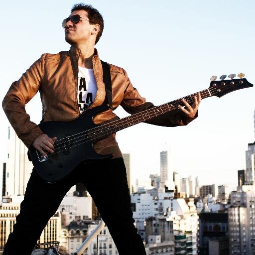 Músico, compositor, cantautor.