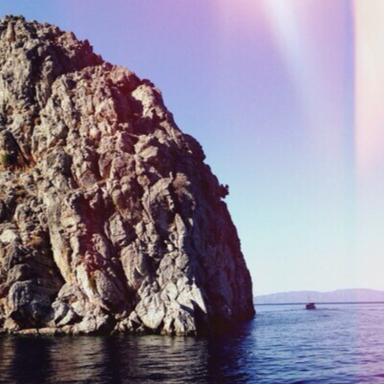 inhalethings's profile picture. hi, whoever is reading this, everyone has their flaws and everybody is beautiful in their own ways, stay strong x