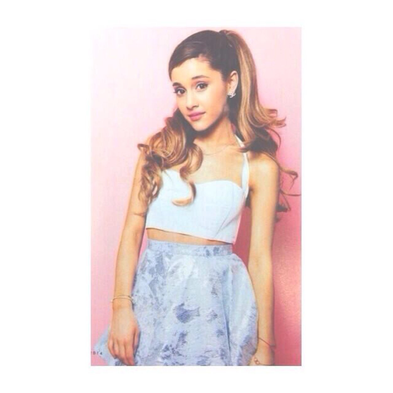 Azahrasgrande_'s profile picture. we will always support you, when you hard, sad, glad we are always there for you, we are proud to be arianators❤️