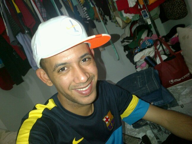 Trabajo, estudio, cine, música, amante al deporte.
