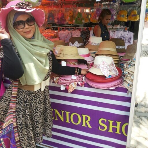 i am a moslem// always be smile and keep spirit // i Love music and singing // business management of education// be moslem lecture and mom edupreneur.