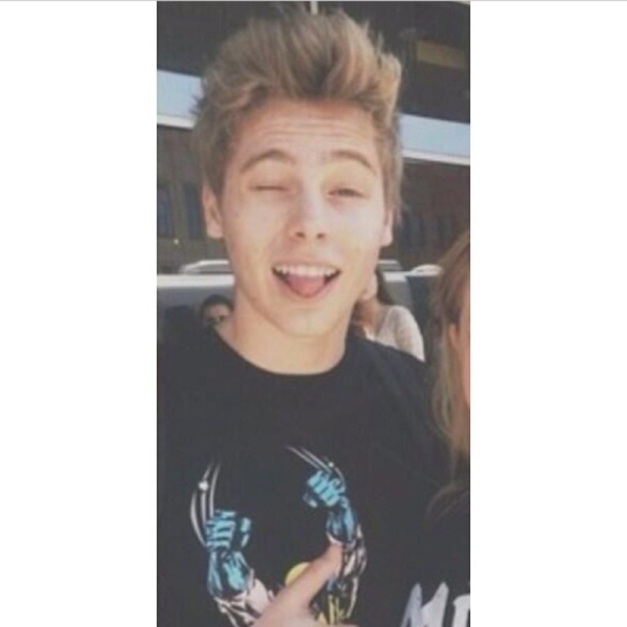 Hey follow @veggiecalum shes lookin for new mutuals (you can also ask her for help woth band + luke/4) :-)