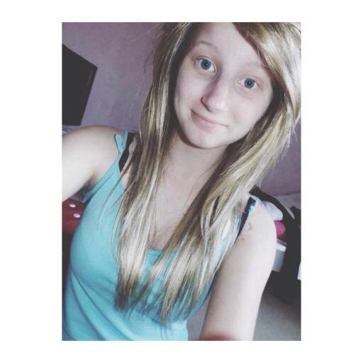 14 ans. Girlbelieber.✌ Follow me and follow back.