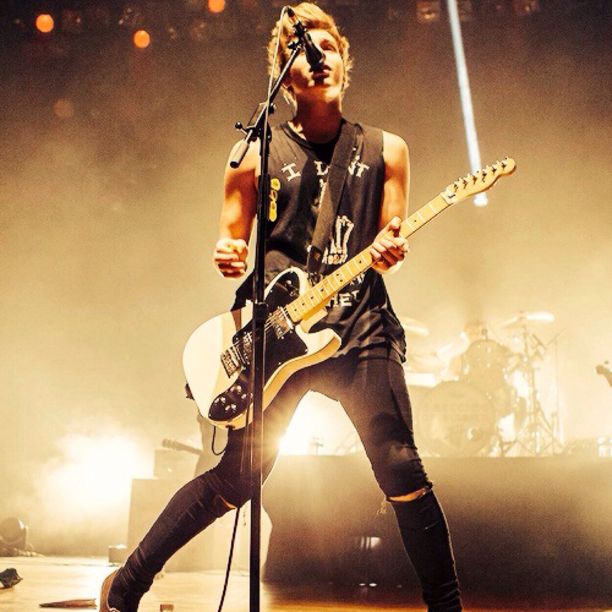 Luke will follow you
 // please follow @hemm0ji she has luke/4 and she gave you this follow //