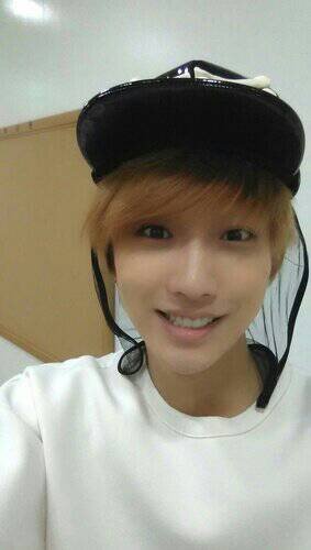 ผมหรอ ลีดจินยองวงกระดาษ(?)ไงครับ ไม่บอกก็รู้ว่าผมหล่อ แต่ช่างใจร้ายไม่มีใครเห็นด้วย-้..- ::91line::#ยังไม่แก่ไลน์ #แก๊งบรรลัย 9/1/14