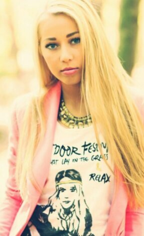 Official fan account. Karlijn verhagen is the best singer! she's beautiful and so sweet. She's the perfect hero!