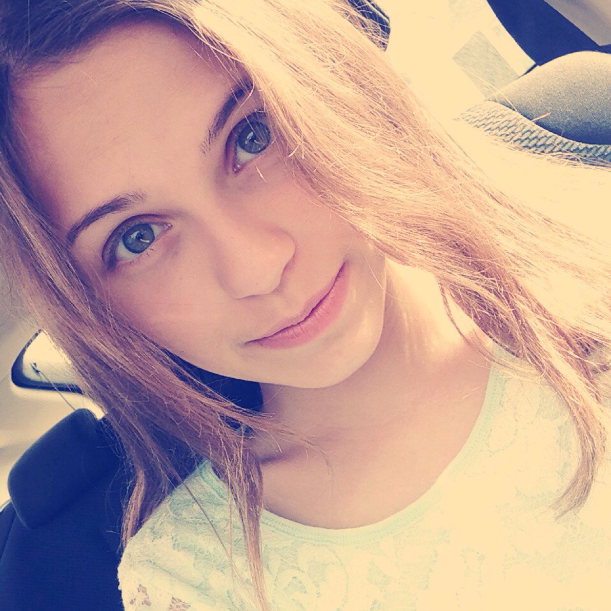 Hey guys!✋ I'm Annie and this is my Twitter. Swiftie forever and always and trying to create my own Blog. Check out the link below❤️
