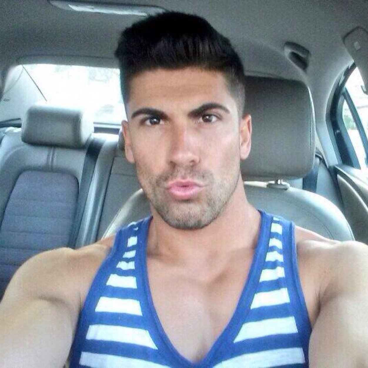 Bienvenid@s al Unico Club de fans oficial de Christian Lopez, el mejor pretendiente que ha pasado por #myhyv y modelo.