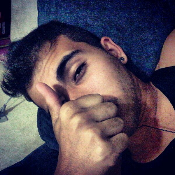 Empresário,  musculoso, melodramático, músico, escritor, ator porno e mentiroso. whats: (19) 9858-2006