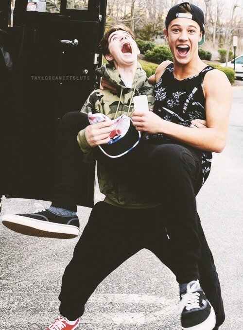 go follow @OnikaDallas please ily